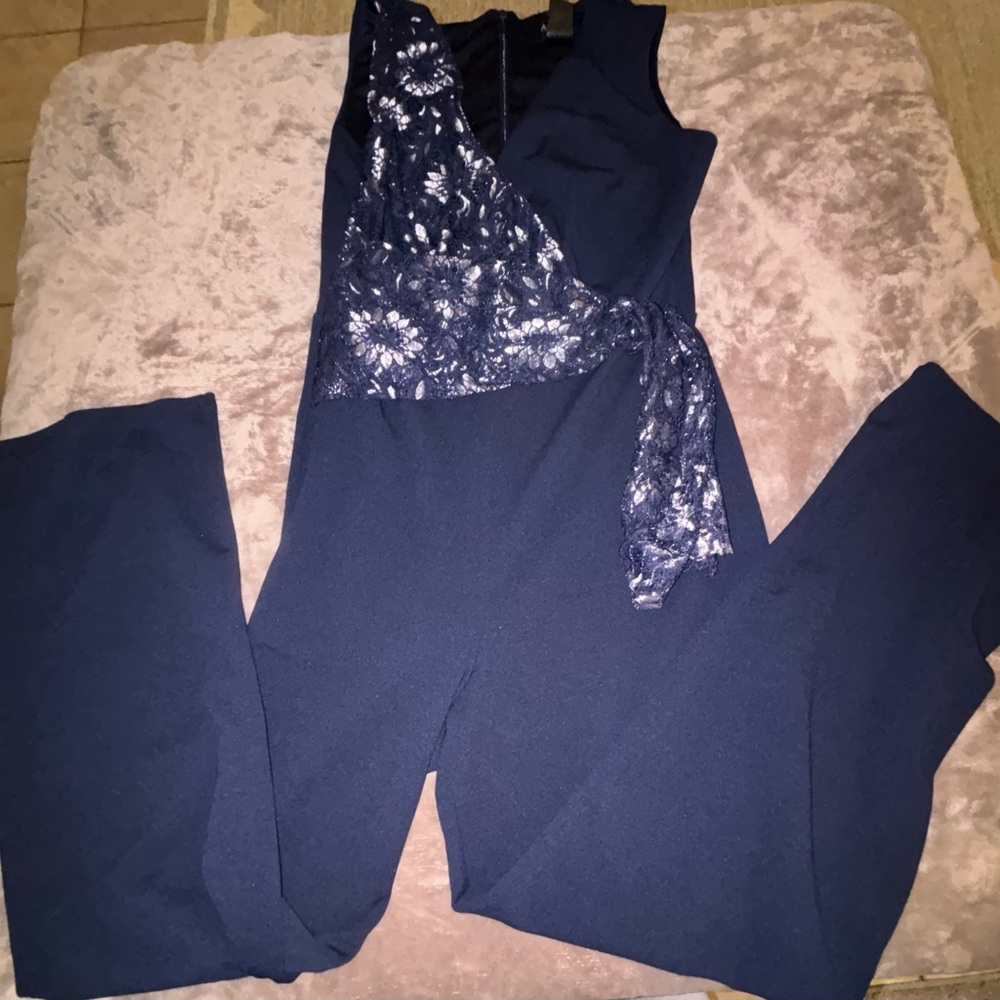 Chic Navy Jumpsuit with Floral Accent - Picture 4 of 4